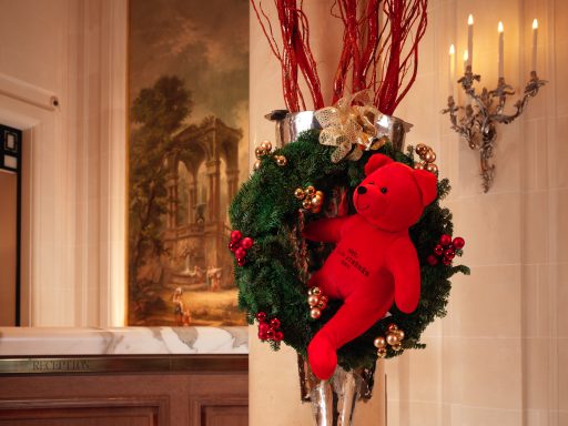 Plaza Athenee Paris _ Palier enchanté _ Atelier floral_Couronne de Noël_Expressionsdenfants